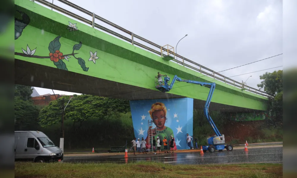 Imagem ilustrativa da imagem Grafiteiros colorem os viadutos de Londrina