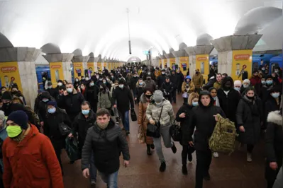 Movimento foi intenso no metrô de Kiev após o início dos ataques