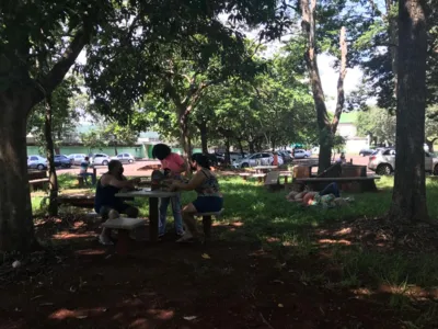 Enquanto vestibulandos realizam a prova, familiares e amigos esperam do lado de fora, no campus da UEL