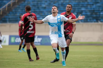 Eltinho comemora o gol do Londrina no estádio do Café