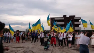 Praça Taras Shevchenko, em Prudentópolis,  reuniu pessoas para manifestação que pede o fim do conflito entre os dois países.