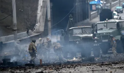 Kiev vive mais um dia de bombardeios  que podem se intensificar nesta madrugada