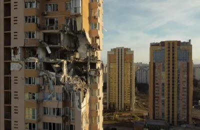 Já bastante destruída, Kiev, capital da Ucrânia, sofreu novos bombardeios na madrugada deste domingo (27)