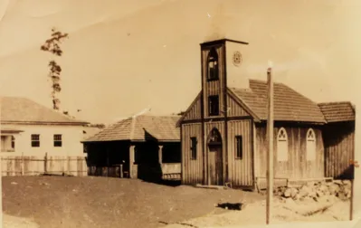 Primeira capelinha construída na Vila Nova, que depois se transformou na segunda paróquia de Londrina