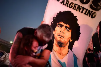 Imagem ilustrativa da imagem Série desvenda relação entre Maradona e técnico que não sabe que ele morreu