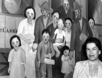 Tarsila do Amaral, em foto de 1961, à frente da tela "Segunda Classe" que está `a venda e pode alcançar uma cifra milionária, como outras obras da artista