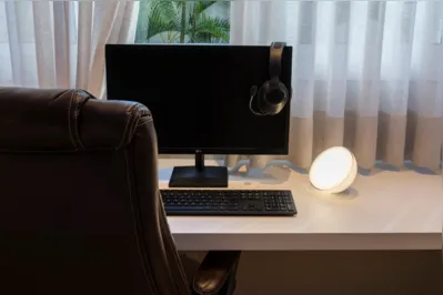 As luminárias de mesa devem ser colocadas atrás ou ao lado do monitor