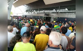 Apoiadores aguardam chegada de Bolsonaro em Londrina