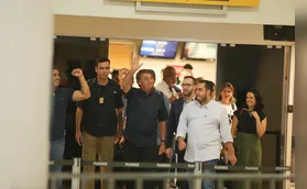 Bolsonaro desembarca em Londrina recepcionado por apoiadores