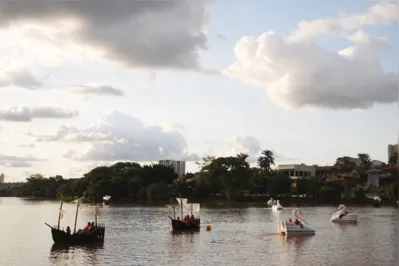 Pedalinhos em formato de cisnes e caravelas encantaram os primeiros usuários neste domingo (27); lago Igapó ganha mais um atrativo