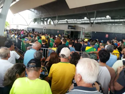 Imagem ilustrativa da imagem Apoiadores aguardam chegada de Bolsonaro em Londrina