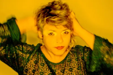 Carolinaa Sanches: cantora lança o segundo single de "Curva de Rio", seu novo álbum