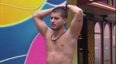 Arthur Aguiar voltou para a Casa vestido de Coelho da Páscoa e distribuiu ovos de chocolate no jardim