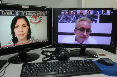 Na tarde desta quinta (17), a Comissão de Justiça, Legislação e Redação, em reunião extraordinária, emitiu parecer aos vetos do prefeito Marcelo Belinati à Lei Geral do Plano Diretor (PL nº 207/2018). Na foto a vereadora Flavia Cabral e o vereador Beto Cambará.