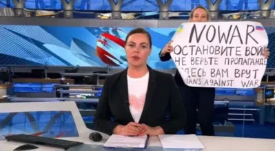 Marina Ovsyannikova protestou contra a guerra da Ucrânia ao vivo em um canal estatal russo