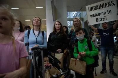Vinte e nove pessoas de oito famílias de refugiados da guerra da Ucrânia. desembarcaram nesta sexta-feira (18) em Guarulhos