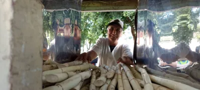 Roberto Barroso vende água de coco e caldo de cana: "Sem empolgação", para equilibrar as contas nos meses frios