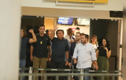 Imagem ilustrativa da imagem Bolsonaro desembarca em Londrina recepcionado por apoiadores