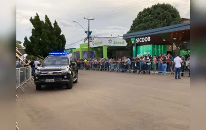 Imagem ilustrativa da imagem População já se aglomera à espera da chegada de Bolsonaro na Expo