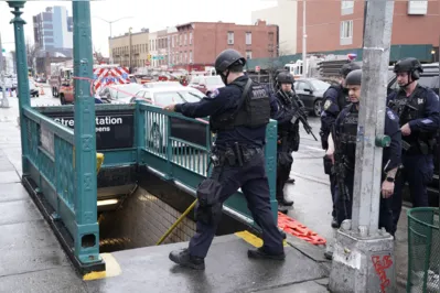 Policiais de Nova York cercaram as saídas do metrô próximo ao local onde houve o ataque