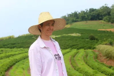 Silvana Favaro está terminando de instalar o sistema de irrigação na sua lavoura do café, em Ivaiporã