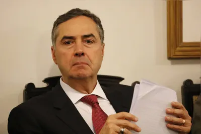 O ministro do Supremo Tribunal Federal, Luís Roberto Barroso, faz saudação ao ex-presidente do STF, Sepúlveda Pertence, homenageado com a Medalha Teixeira de Freitas do Instituto dos Advogados Brasileiros (IAB)