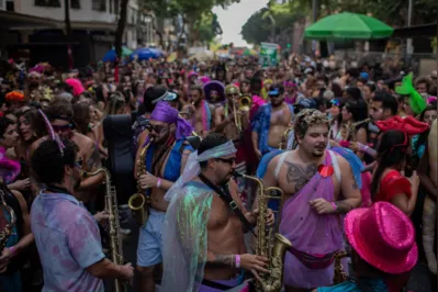 No Rio e São Paulo, os blocos já estão na rua, com saudade do samba foliões paulistanos foram também encontrar os cariocas