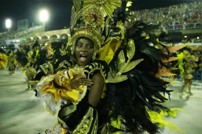 A Unidos de Vila Isabel , que ficou em terceiro lugar no carnaval de 2019, desta vez trouxe o enredo "Canta, Canta, Minha Gente! A Vila é de Martinho" e levantou a comunidade