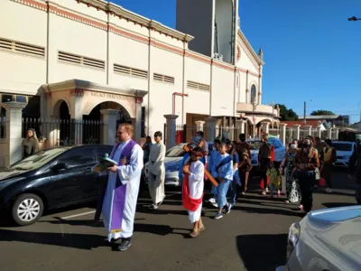 Imagem ilustrativa da imagem Católicos participam de Via Crucis em Londrina