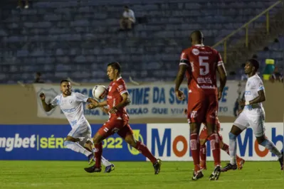 LONDRINA, PR, 29.04.2022 - Londrina Esporte Clube, Vila Nova - Londrina Esporte Clube enfrenta o Vila Nova, no EstÃ¡dio do CafÃ©, em Londrina, em partida vÃ¡lida pela 5Âª rodada do Campeonato Brasileiro da SÃ©rie B 2022. - (Foto: Ricardo Chicarelli/FramePhoto/Folhapress)