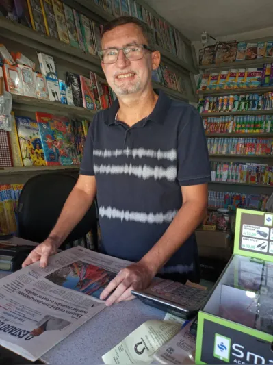 Roberto Ramos Cotrim, jornaleiro que na Avenida do Café toca uma das últimas bancas de rua em Londrina