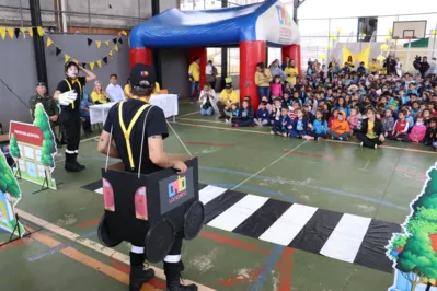 Trabalho contínuo da CMTU nas escolas inclui teatros para um efeito imediato nas crianças