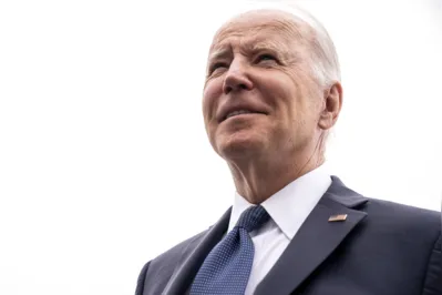 US President Joe Biden speaks to reporters after disembarking Air Force One at Joint Base Andrews in Maryland on April 25, 2022. (Photo by Stefani Reynolds / AFP)