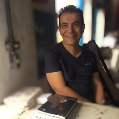 "O Homem do Tempo"une  algumas das experiências da infância e adolescência do autor, vividas na mesma rua da personagem, a Rua Borba Gato, em Londrina