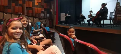 As crianças apreciam e aprendem com as apresentações musicais, além de contar com outras atividades