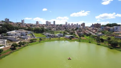 Lago foi inaugurado em 1988 e fica em uma área de vale de 26 mil metros quadrados