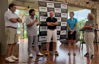 Milton Ogawa discursando após oficialmente receber o cargo de capitão, ladeado por Odracir Gonçalves, Renato Pozzobon (que passou o cargo de capitão), Denise Scarpin, atual diretora presidente do Condomínio Royal Golf, e Vera Prando, a capitã do Golfe.