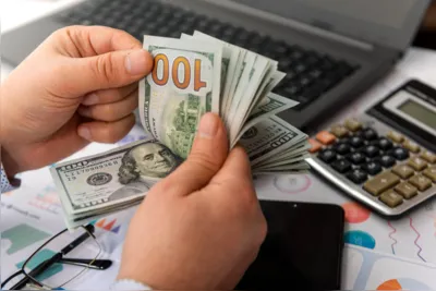 Imagem ilustrativa da imagem Alta do dólar pode anular medidas para baratear combustíveis