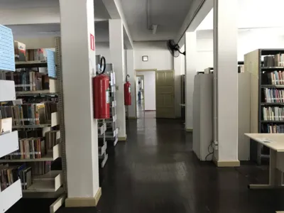 Imagem ilustrativa da imagem Apesar da falta de energia, Biblioteca de Londrina mantém atendimentos