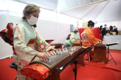 Apresentação de Koto na Expo Japão