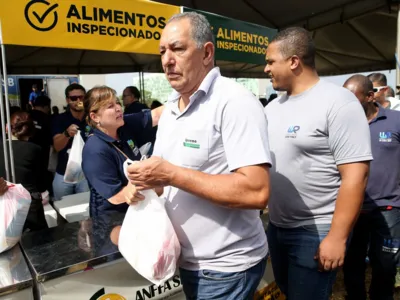 Auditores agropecuários distribuem alimentos em Brasília  como forma de alertar a população para a importância da fiscalização agropecuária