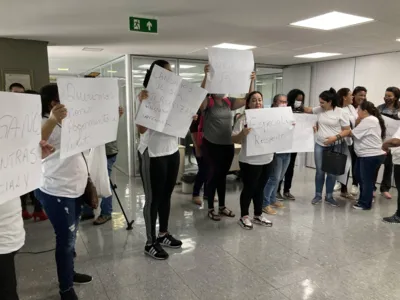Manifestação começou em frente ao prédio da prefeitura e seguiu para o gabinete do prefeito