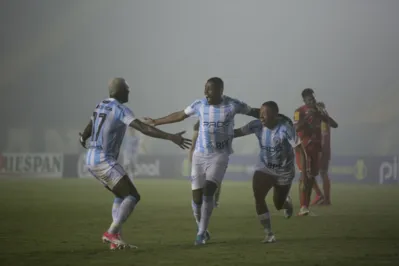 Imagem ilustrativa da imagem Com um a menos, LEC desembaça e busca empate no fim