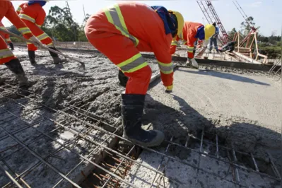 A construção de edifícios cresceu de 44,7% para 45,3% e serviços especializados para construção caiu de 23,3% para 22,0%