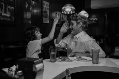 Joaquin Phoenix (Johnny) contracena com Woody Norma (Jesse) num filme sensível sobre as relações familiares