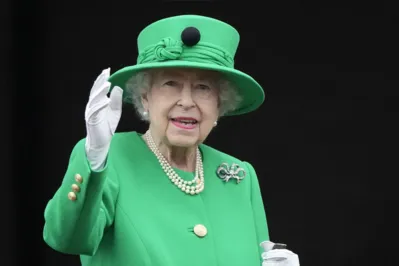 Ausente na maior parte dos festejos do Jubileu de Platina, a Rainha Elizabeth II apareceu de surpresa na varanda do Palácio de Buckingham neste domingo (5)