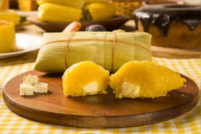Pamonha: doce ou salgada é uma comida de festa junina ou julina no Brasil