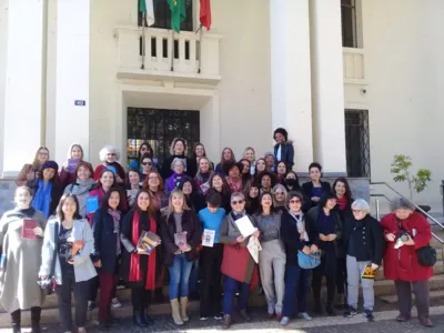 Escritoras londrinenses reuniram neste domingo (12) para uma foto coletiva em frente à Biblioteca Pública: ação também está acontecendo em outras cidades brasileiras