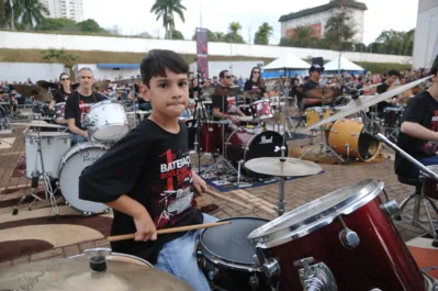 João Miguel, de oito anos, começou a tocar ainda bebê, juntando as panelas de casa