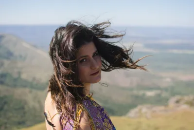 A cantora mato-grossense Stela Ceregatti se apresenta no FIML com repertório de clássicos e composições autorais